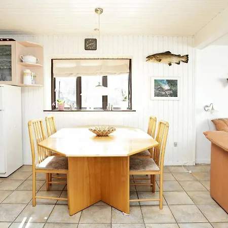 Three-bedroom Holiday In 5 *