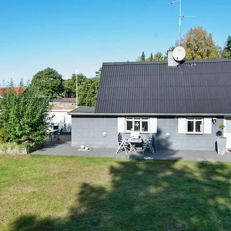 Three-bedroom Holiday In 5 *